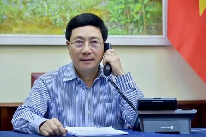 Huang Yoyo: Shop này dựa trên thiết kế basic, nhưng lại trẻ trung và phong cách.